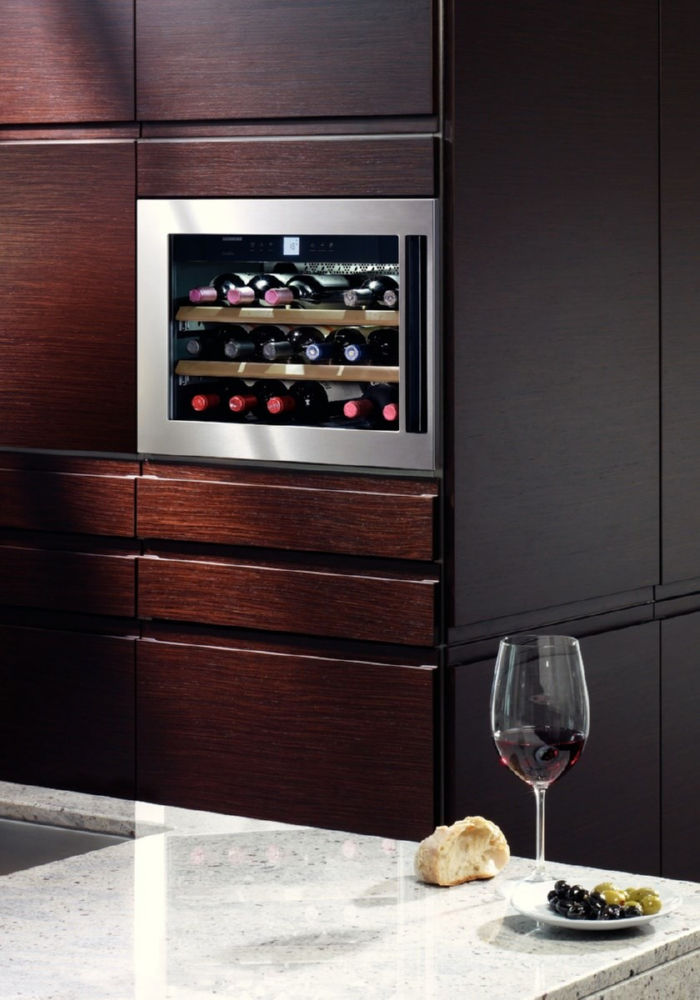 Встроенный шкаф для вина в кухне